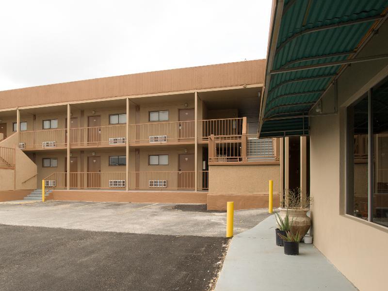 Oyo Hotel San Antonio Lackland Afb Seaworld Hwy 90 W Exterior foto